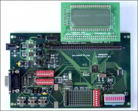 图1. 连接有LCD板的MAXQ2000评估板
