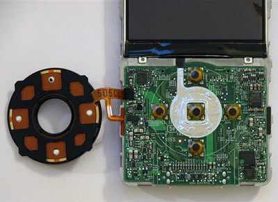 点击式转盘的背面（图片左侧）以及主板上的点击式转盘接触点