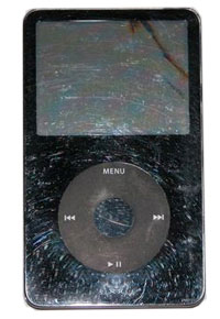 除了液晶显示屏裂损以外，将要被我们拆开来仔细研究的这部 iPod 还算不错，只是有一些划痕。