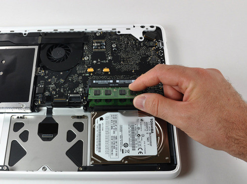 苹果一体成型13.3英寸MacBook拆解(图)(3)