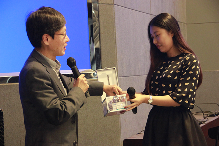物联网大会上午的抽奖环节，由大会主席何小庆先生抽取3位幸运观众。