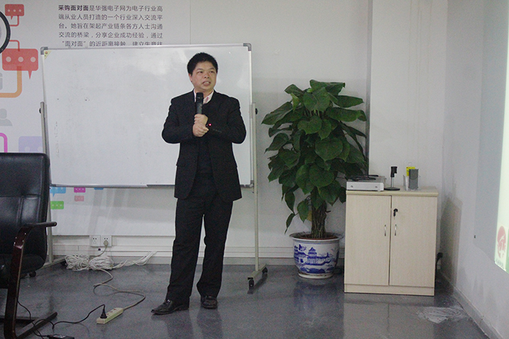 在智慧家庭论坛中龙俐智能科技研发总监唐石平先生为观众们演讲。