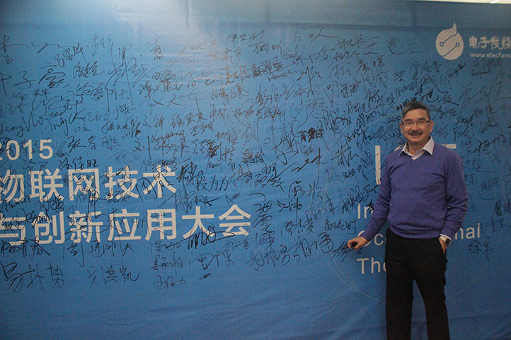 Silicon Labs与可穿戴论坛演讲嘉宾彭志昌经理在签名墙前。