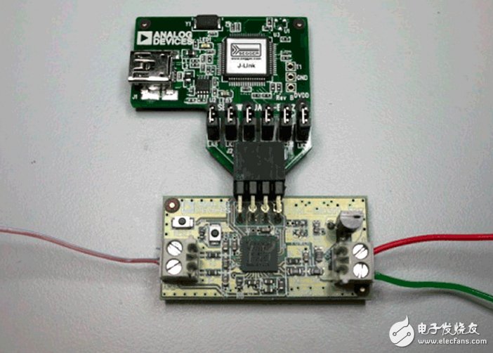 图3. 连接至USB-SWD/UART板和SEGGER J-Link-Lite板的EVAL-CN0300-EB1Z板