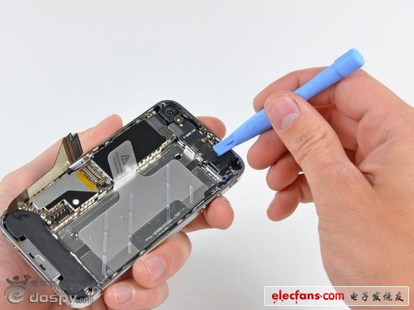 挖下来一个小东西 - iphone后盖怎么打开 - 3G手