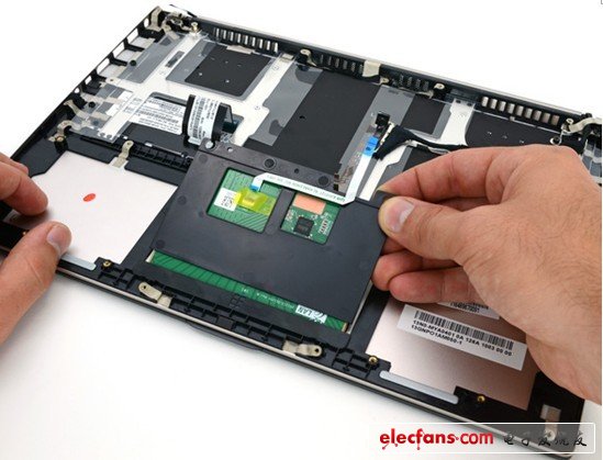 就好像带有RETINA显示的Macbook pro一样，Zenbook的触摸板安装在电池地底下