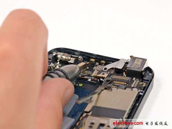 拆开iPhone 5内部金属与金属接触的部位。