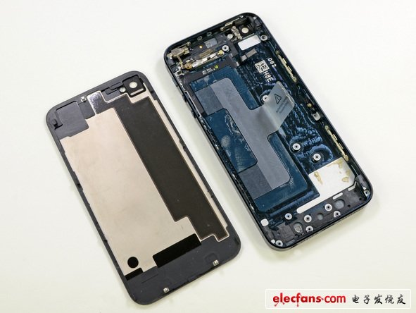 尽管在iphone5的机壳上还有一些元器件在，但是还是非常的轻