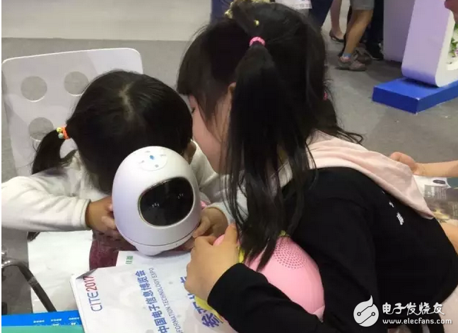 机器人网红阿尔法小蛋亮相中国电子信息博览