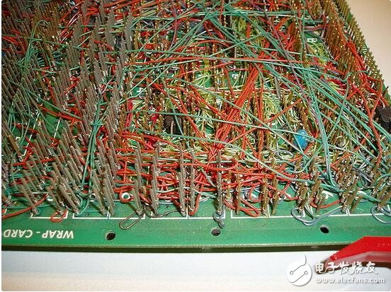 在電子行業有一個關鍵的部件叫做PCB（printed circuit board，印刷電路板）。這是一個太基礎的部件，導致很多人都很難解釋到底什么是PCB。這篇文章將會詳細解釋PCB的構成，以及在PCB的領域里面常用的一些術語。
