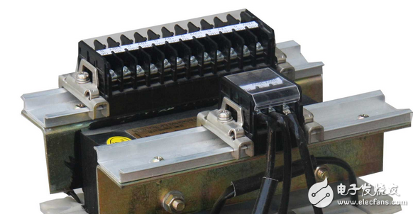 变压器的磁芯和结构参数，取决于在装配中所选用的磁芯型式和绕制技术。当选择磁心时，通常其物理高度和成本是最重要的。这对于交流电网转换器中的开关电源是十分重要的，因为通常它们是封装在密闭的塑料盒内。当应用元件的高度允许的尺寸要求较小时，可以使用低成本的BE型或者是EI型磁心（如日本的 TDK和TOKIN公司产品，或者是欧洲的PHILIPS、SIEMENS和THOMSON公司产品）。