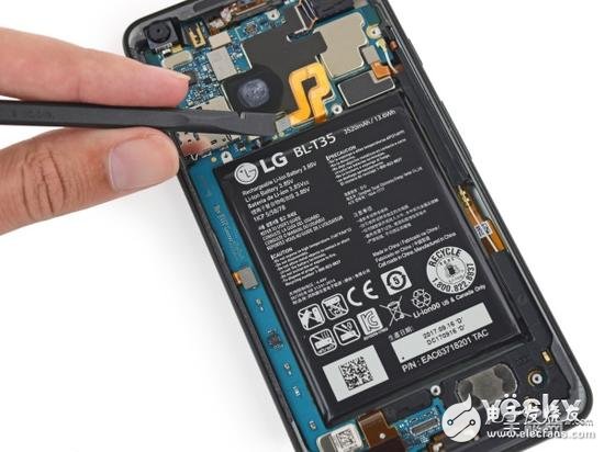但是今年LG并没有加入类似的设计，所以取下电池的过程就需要撬片…慢慢来吧!
