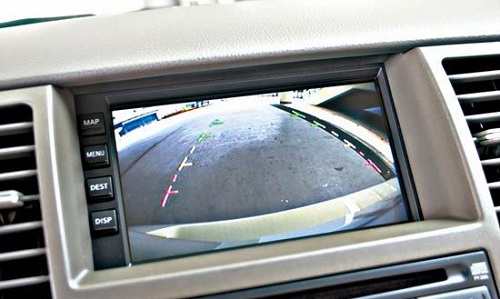 一般的倒车影像系统提供有车辆行驶轨迹标线