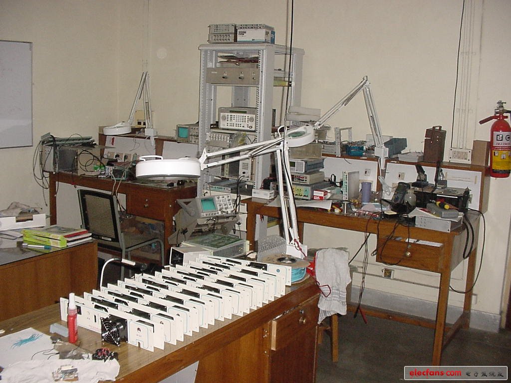 照片中是我工作的实验室—新德里Inter University Accelerator Centre电子实验室