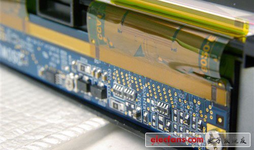 可弯曲的柔性印刷板起到信号传输的作用，并且通过异向性导电胶与印刷电路板（蓝色PCB板的部分）压和，使两者连接想通