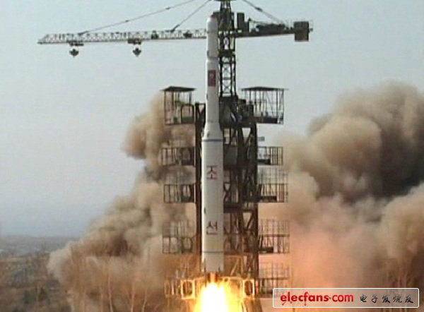 图为朝鲜于周四发射升空的Unha-3火箭，火箭只按照原计划飞行4分钟随之解体
