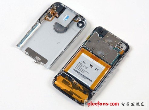 这时我们可以看到焊接在手机逻辑板上的大电池，同时可以再后面板上看到SIM卡的支架以及耳机接口