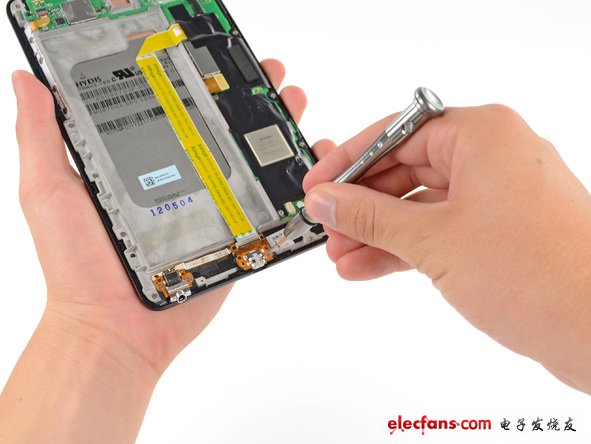 Nexus 7 的I/O模块中的 3.5mm 耳机插槽和USB插口