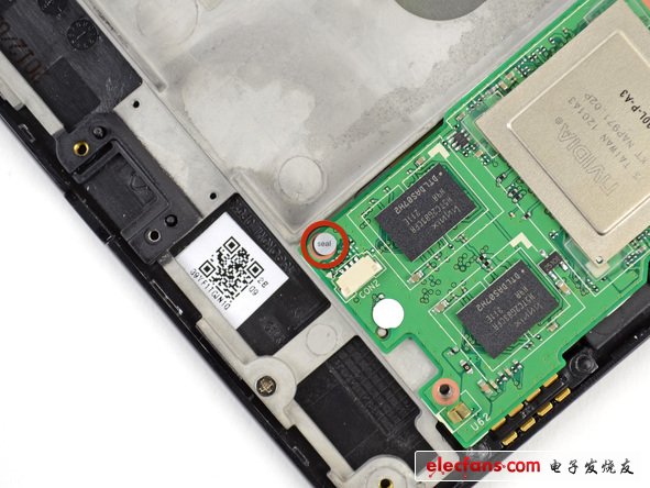 拆下Nexus 7 的主板可以看到，PCB电路板堆放着 1 GB Hynix H5TC2G83CFR DDR3 RAM，还有和 MacBook Pro Retina相同的功能模块