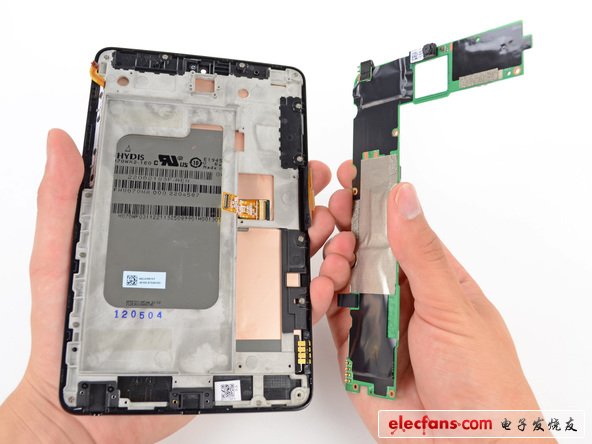 拆下Nexus 7 的主板可以看到，PCB电路板堆放着 1 GB Hynix H5TC2G83CFR DDR3 RAM，还有和 MacBook Pro Retina相同的功能模块