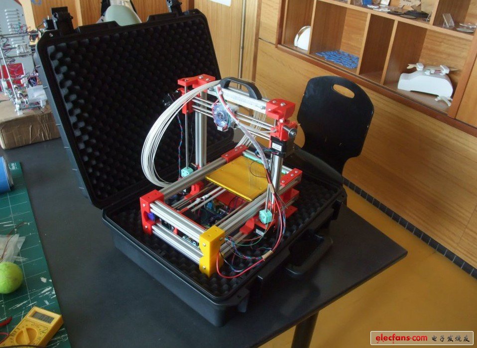 国外80后牛人DIY创意便携式3D打印机（图文）