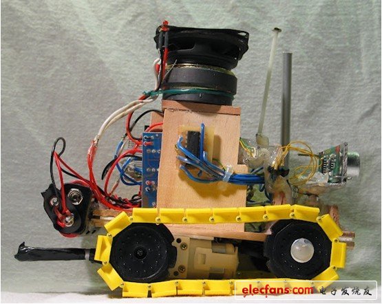机器人运行只需要四个电池。一定是因为传送带是齿轮的，因此在电机上没任何拉力