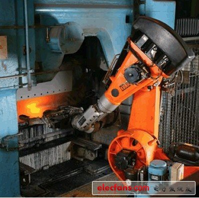铰接工业机器人在一个铸造厂工作