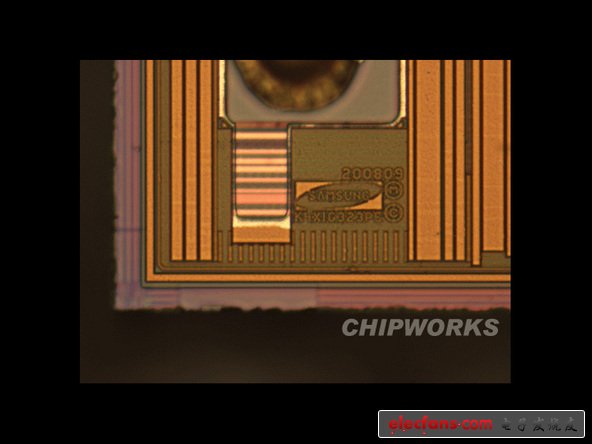  三星1 Gb 移动DDR SDRAM （x2）。这就是A4处理器内的DRAM，很轻易的看到上图中有三星的logo在