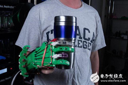 美国学生用3D打印制造全功能假肢 成本仅15美元