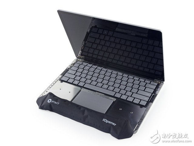 由于键盘下面是用胶水粘合的，所以拆解这里时就像拆解手机或者平板电脑的屏幕那样。