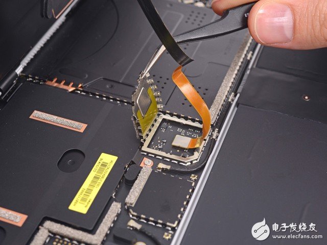 Surface Laptop的排线拆解难度远高于传统笔电。