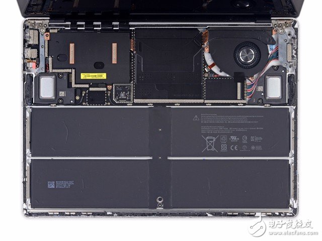 将键盘拆下后，Surface Laptop就像这样，电池占据了一半的空间，主板部分和散热器部分已经清晰可见了。